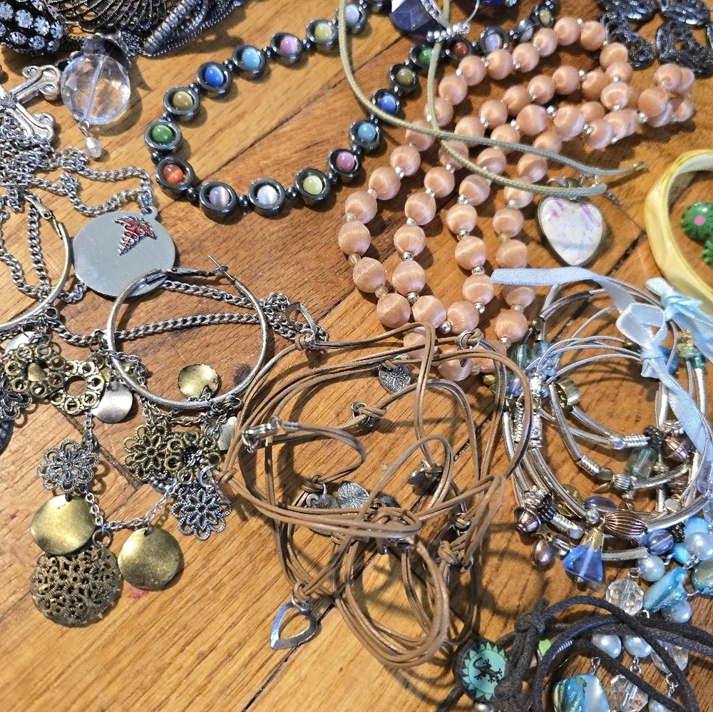 Vintage To Now Jewelry Lot Costume Estate Find Needs Cleaned. Mixed - Picture 8 of 13